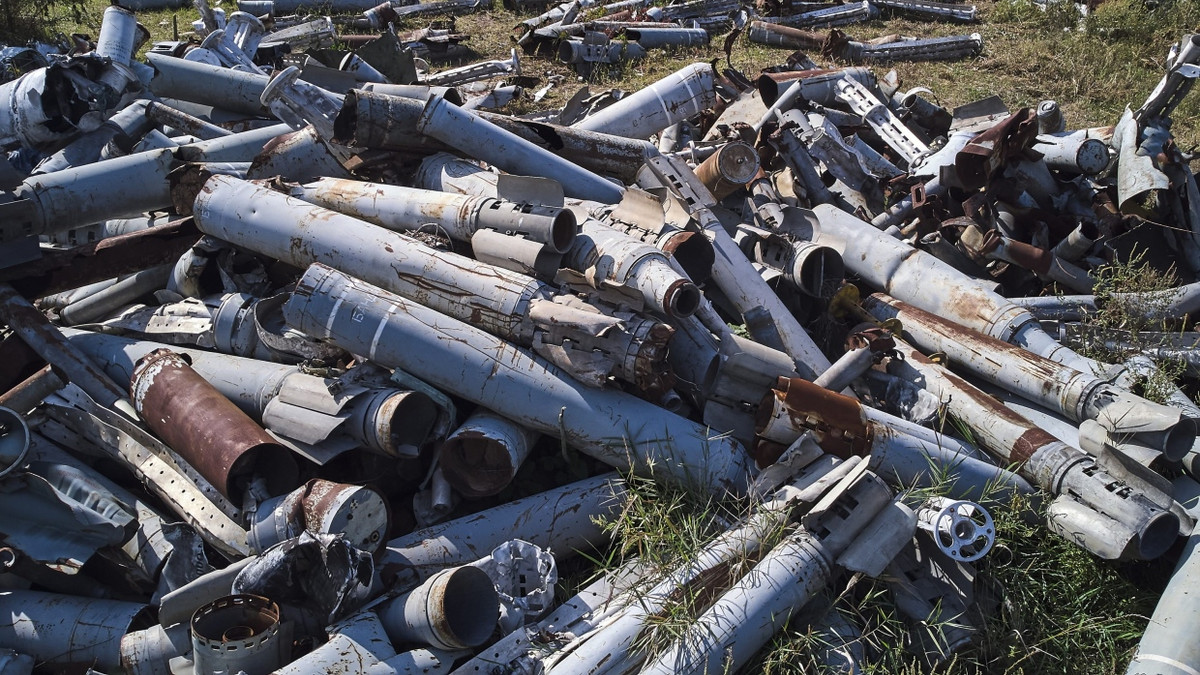 Russische Raketen, Drohnen und Munition liegen gesammelt auf einem Feld in der Nähe von Charkiw in der Ukraine. - EPA