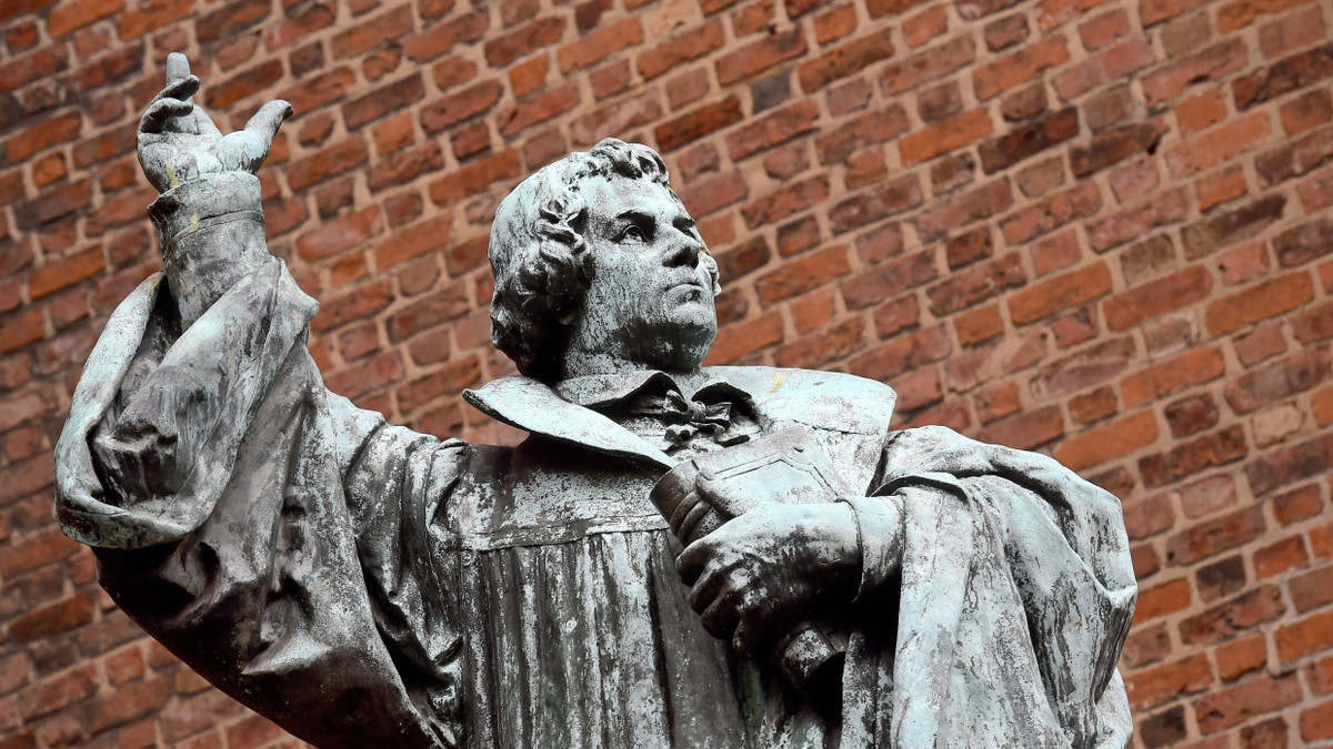 Der Überlieferung nach soll Martin Luther am 31. Oktober 1517 in Wittenberg 95 Thesen an die Tür der Schlosskirche geschlagen haben. - dpa