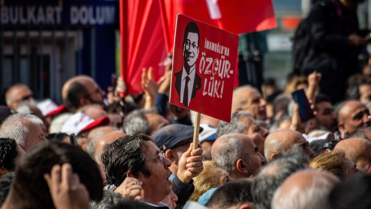Sie fordern Freiheit für Imamoğlu: Demonstranten am 26. Oktober in Istanbul. - picture alliance / ZUMAPRESS.com