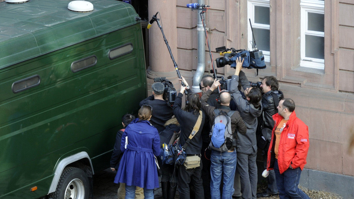 Großes Interesse: Journalisten warten im März 2010 am Amtsgericht Mannheim auf Jörg Kachelmann, der zu einem Polizeiwagen gebracht wird. - dpa