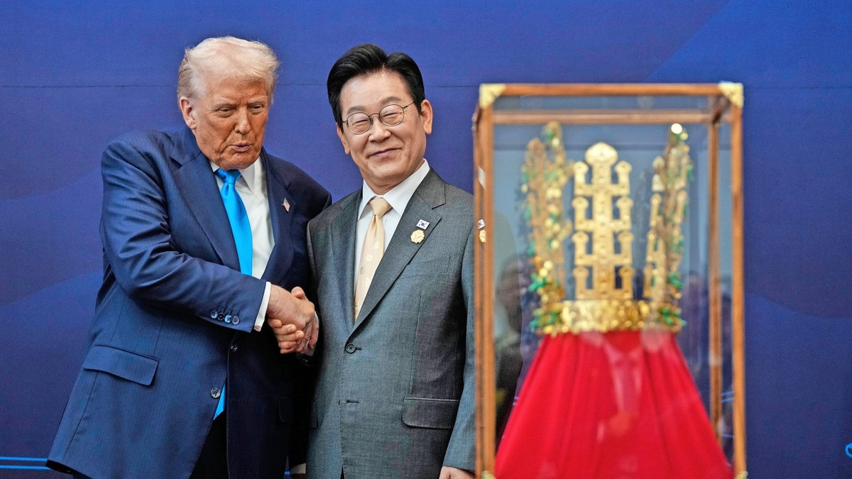US-Präsident in Südkorea: Trump bekommt eine goldene Krone geschenkt