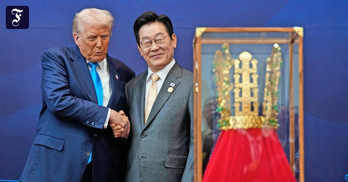 US-Präsident in Südkorea: Trump bekommt eine goldene Krone geschenkt