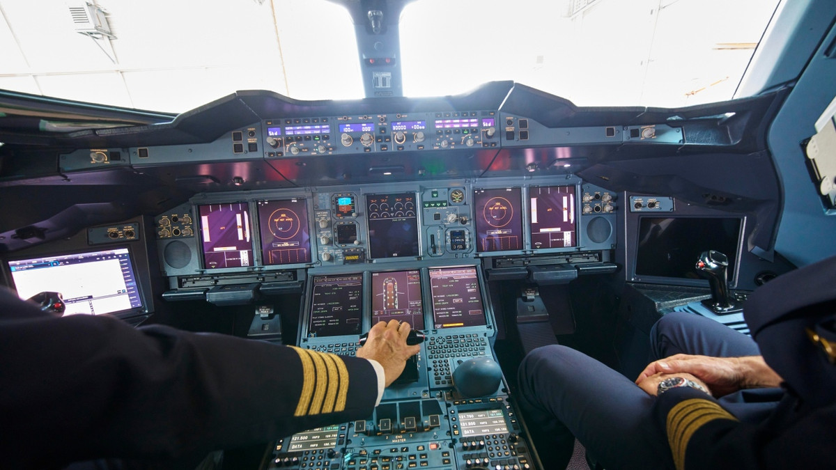 Gutverdiener: Lufthansa-Piloten in einem Airbus A380 - dpa
