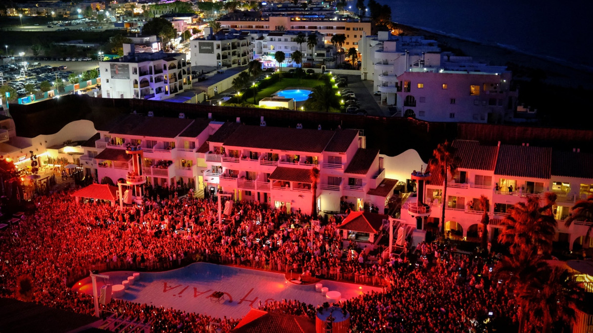 Wohnungskrise auf Ibiza: Feiern im Luxus, Leben im Zelt