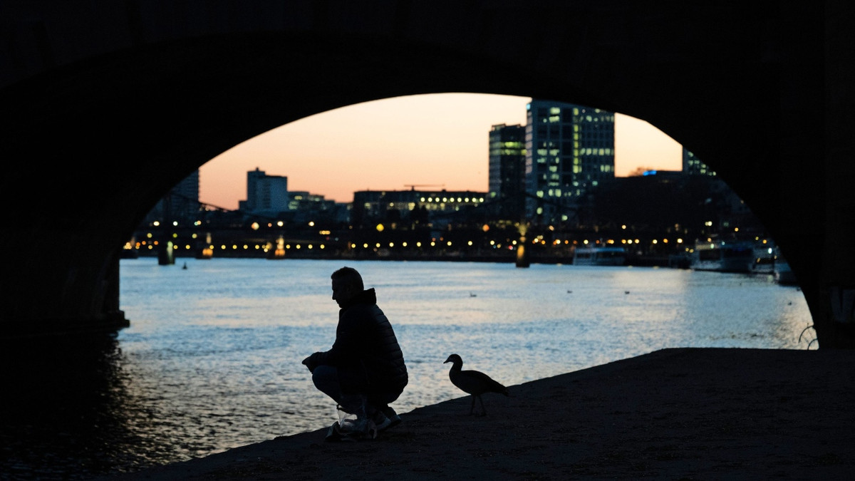 Allein unter der Brücke? Oder nur kurzes Innehalten zum Entenfüttern. - Stefan Nieland