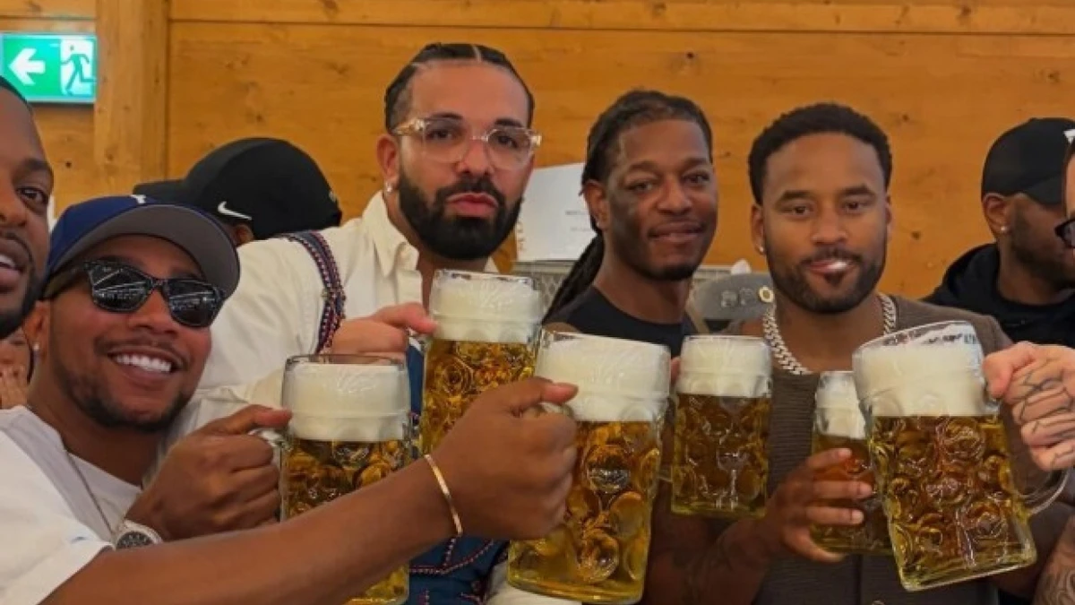 Drake (Mitte) mit seiner Entourage im Festzelt auf dem Oktoberfest - Instagram/champagnepapi