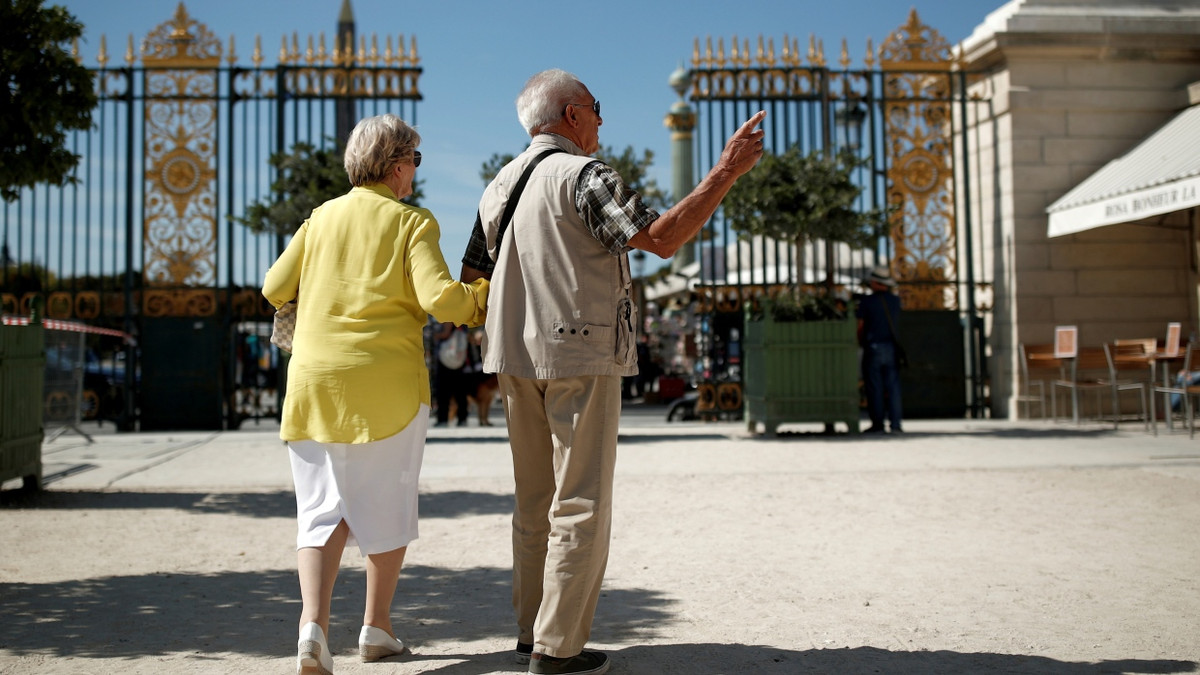 Senioren im Jardin des Tuileries in Paris - Reuters