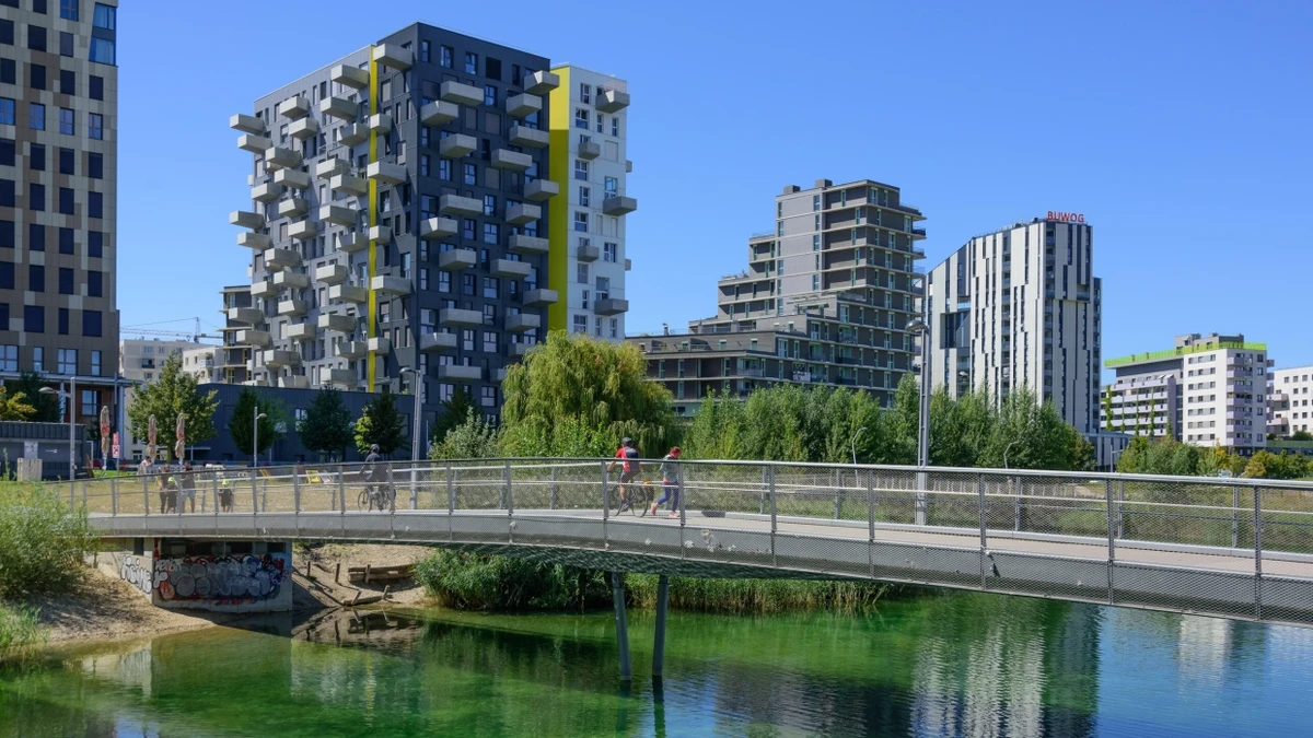 Seestadt Aspern in Wien: Während digitale Zwillinge und smarte Quartiere dort bereits Realität sind, kämpft die Immobilienbranche vielerorts noch mit grundlegenden Digitalisierungsaufgaben. - Picture Alliance