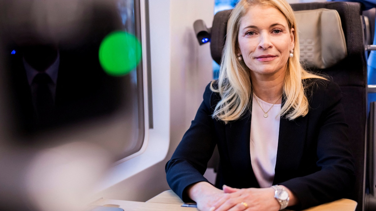 Die neue Bahnchefin Evelyn Palla will einem Medienbericht zufolge den Konzern und das Unternehmen massiv umbauen. - Reuters