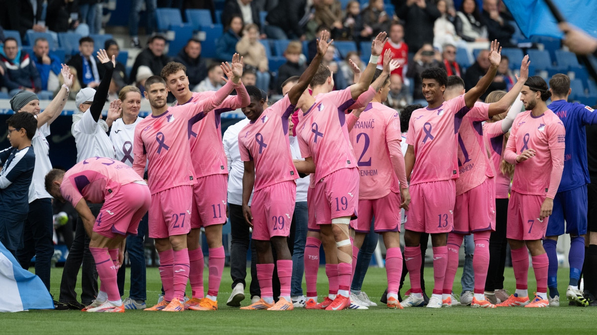 Besondere Geste: die Profis der TSG Hoffenheim vor dem Bundesligaheimspiel gegen den 1. FC Heidenheim - picture alliance / Eibner-Pressefoto