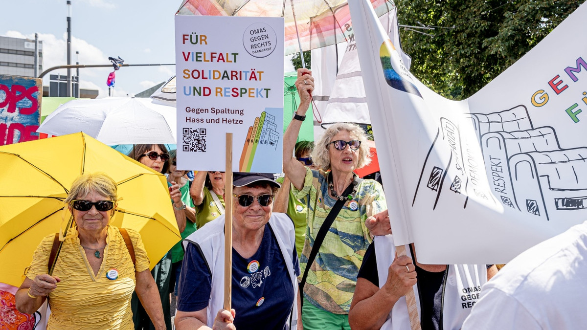 Für eine „breite Mitte“: Die Darmstädter Gruppe der „Omas gegen Rechts“ um Kira Stein (Mitte) und Almut Mezger (links) beim Christopher Street Day Mitte August - Michael Braunschädel