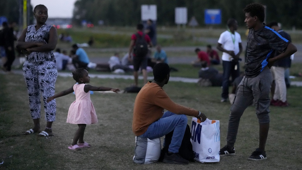 Migranten Ende August 2025 vor einem überfüllten Asylbewerberzentrum in Ter Apel im Norden der Niederlande - Picture Alliance