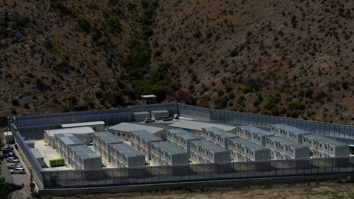 Sorgfältig umzäunt, aber leerstehend: Das italienische Lager im albanischen Gjadër - Reuters