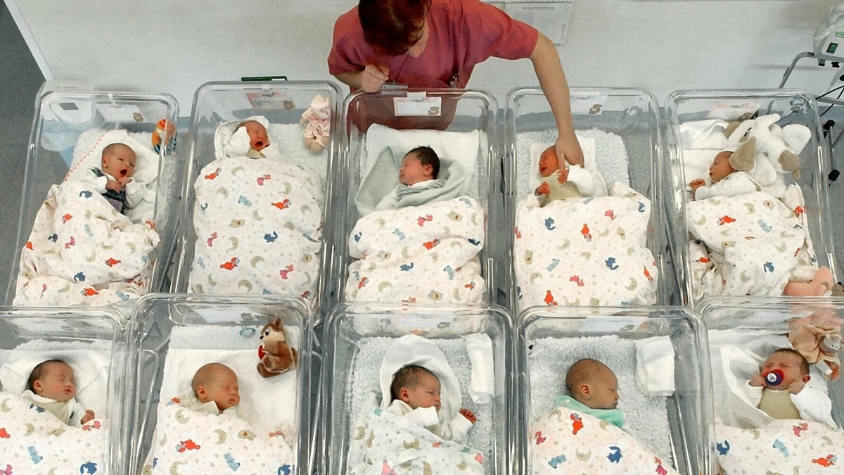 Eins, zwei, drei, ganz viele: Die Neugeborenenstation des Krankenhauses St. Elisabeth in Leipzig im Jahr 2003. - Picture Alliance
