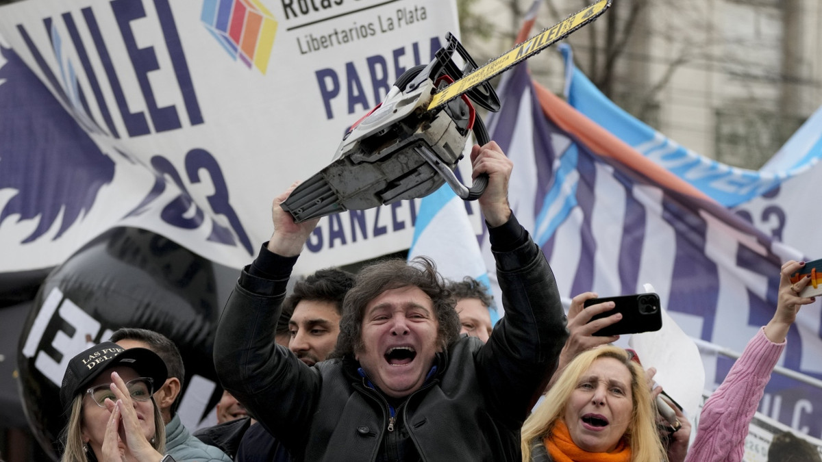 Argentiniens Präsident Milei mit seinem liebsten Werkzeug: einer Säge - AP