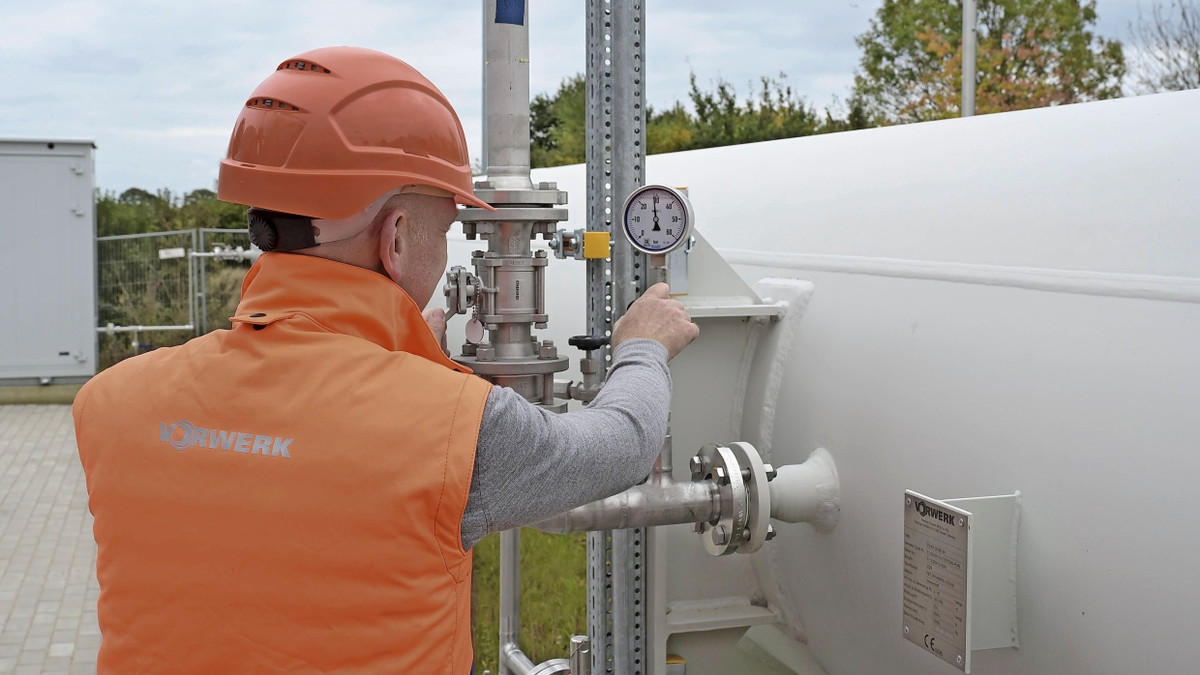 Ein Mitarbeiter der Firma Friedrich Vorwerk an einem Biogas- und Kompostwerk. Das Unternehmen ist im S-Dax notiert. - Imago