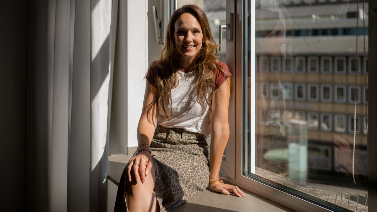 „Die Geburt hat mich total aus der Bahn geworfen“: Carolin Kebekus, fotografiert in den Räumen ihres Verlags mit Blick auf den Kölner Hauptbahnhof. - Marcus Simaitis
