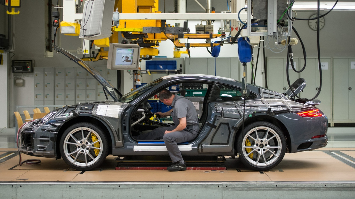 Autoindustrie im Umbruch: Der Hersteller Porsche hat seine Ziele und deren Umsetzung am Pariser Klimaabkommen ausgerichtet. - dpa