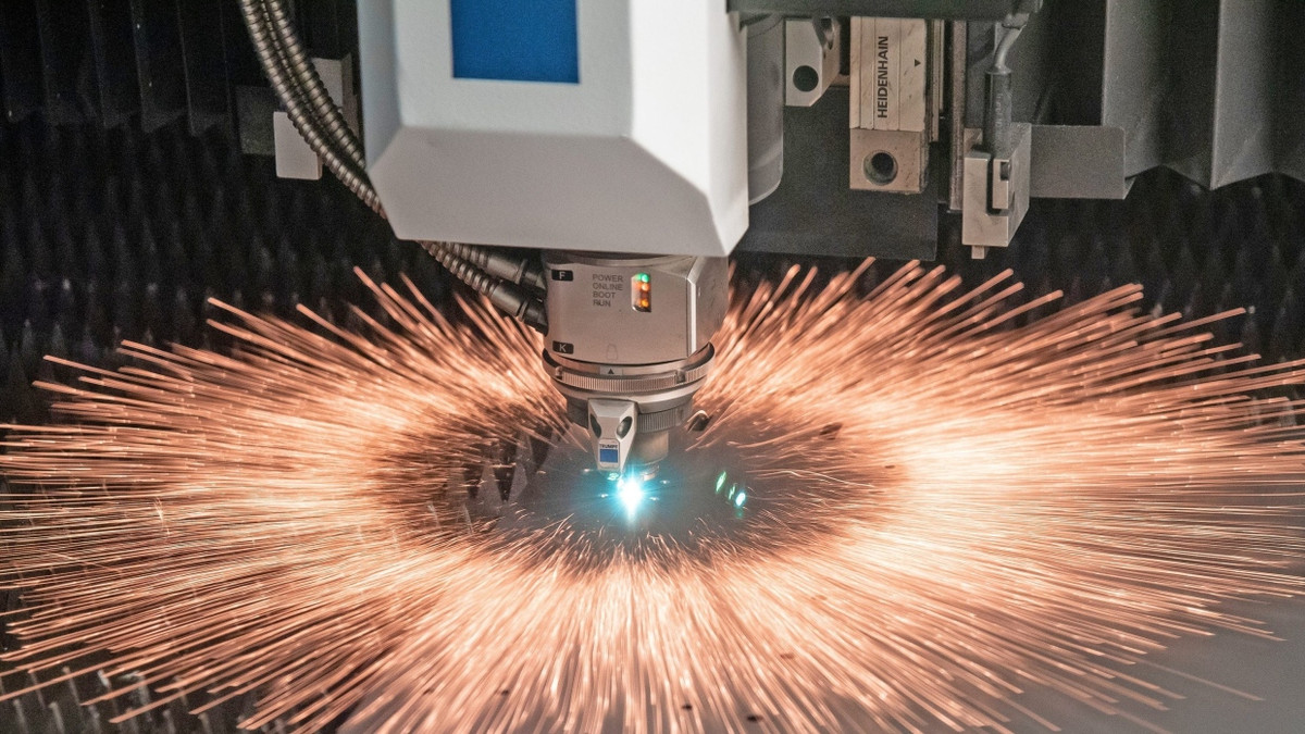 Mit Lichtstrahlen gegen Drohnen: Lasertechnik von Trumpf soll sie zum Absturz bringen. - Trumpf Gruppe