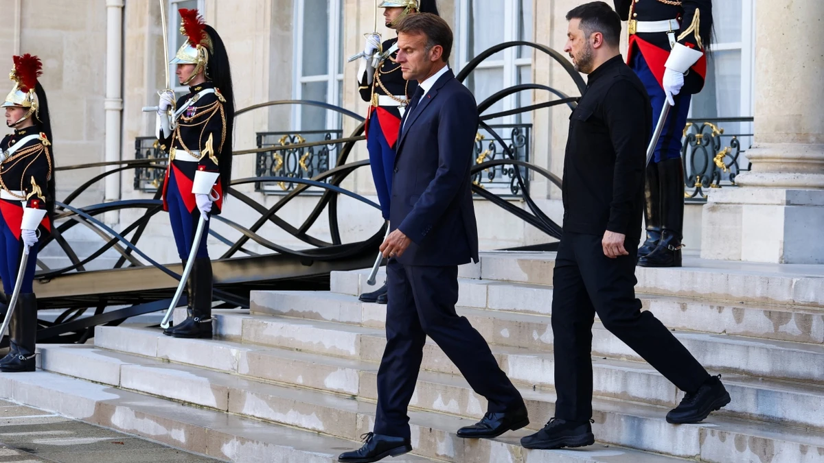 Frankreichs Präsident Emmanuel Macron und der ukrainische Präsident Wolodymyr Selenskyj am Donnerstag in Paris - Reuters