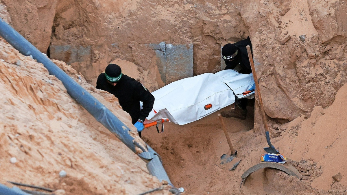 Hamas-Mitglieder bergen eine Leiche in Khan Yunis am 27. Oktober 2025. - Reuters