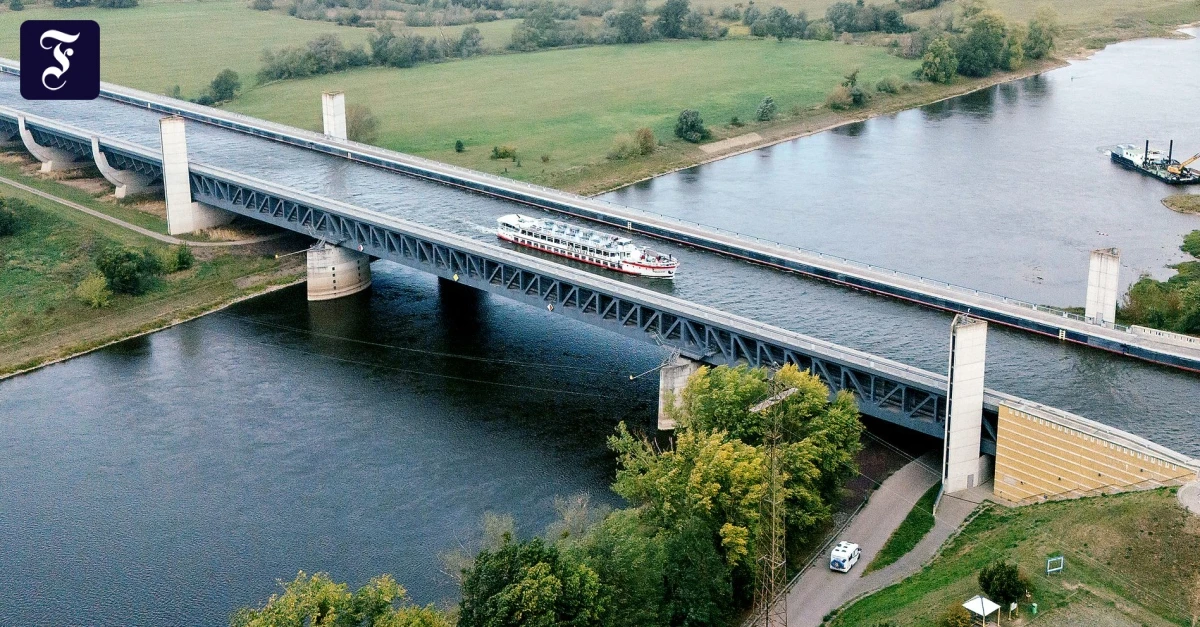 Gr-te-Kanalbr-cke-berfluss-und-unter-Wasser
