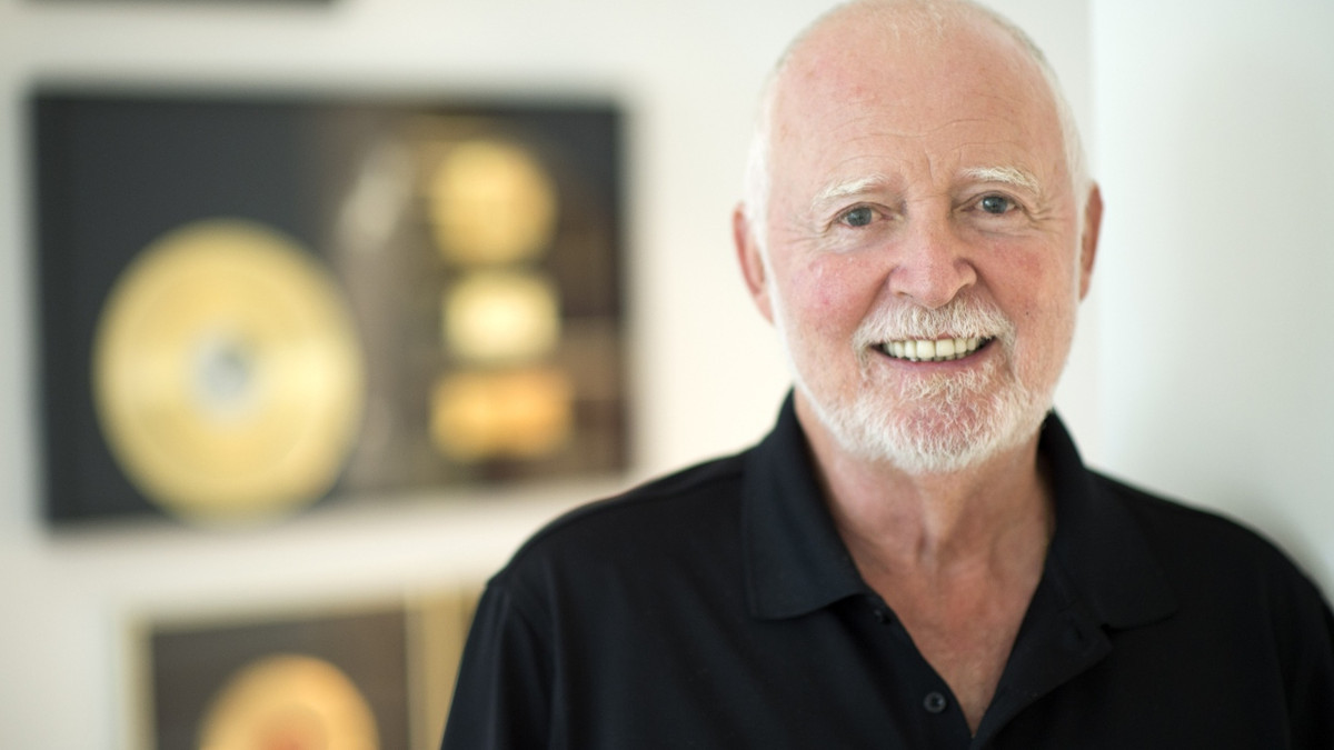 Mit seinen goldenen Platten: Bernd Meinunger 2014 in seiner Villa in Grünwald bei München - Jan Roeder