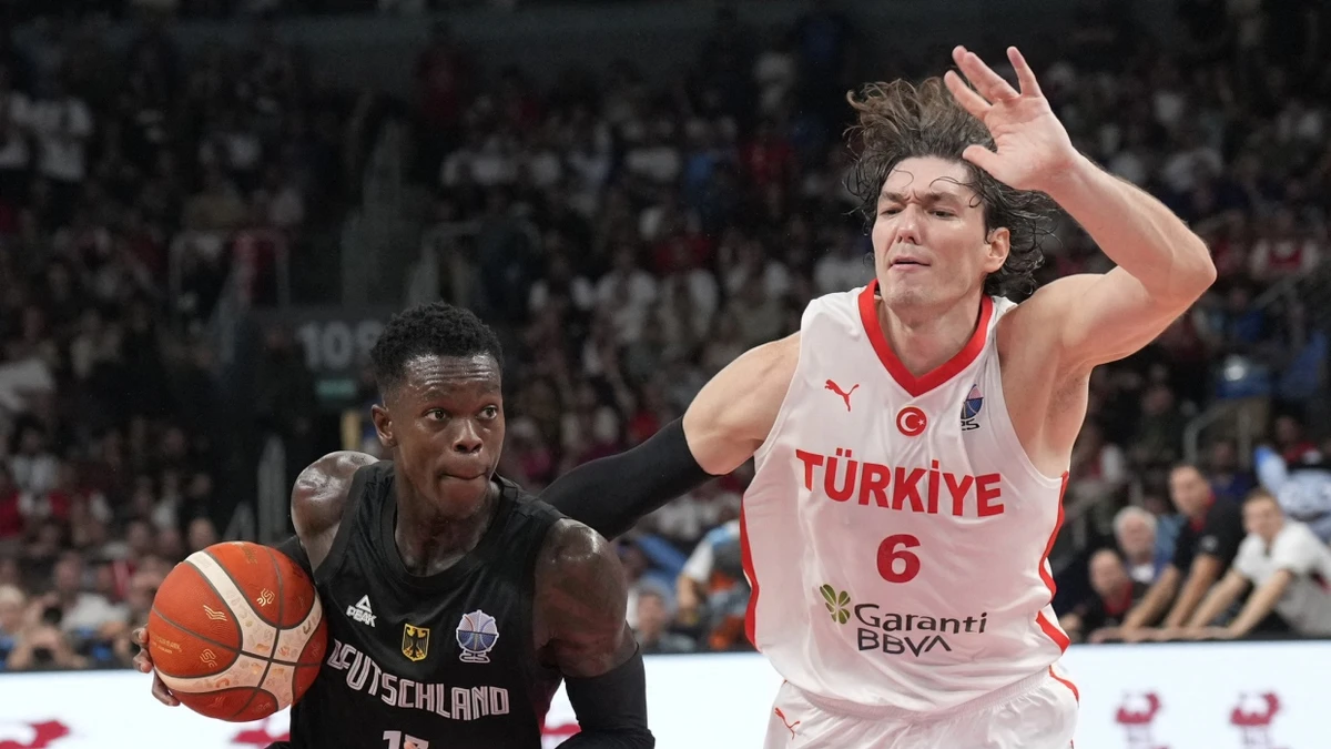 Der beste Basketballer gehört zur Kompaktklasse: Dennis Schröder (links) im EM-Finale gegen die Türkei - Reuters