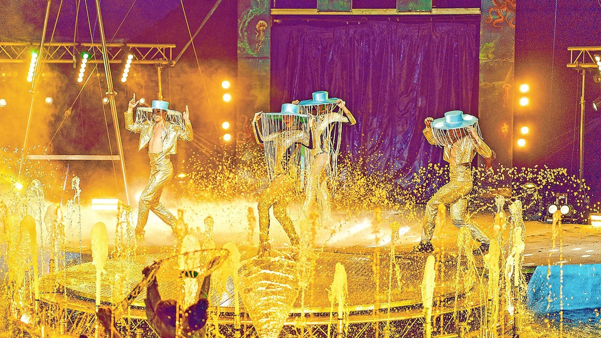 Zirkus „Waterland“: Artistik unter, über und im Wasser