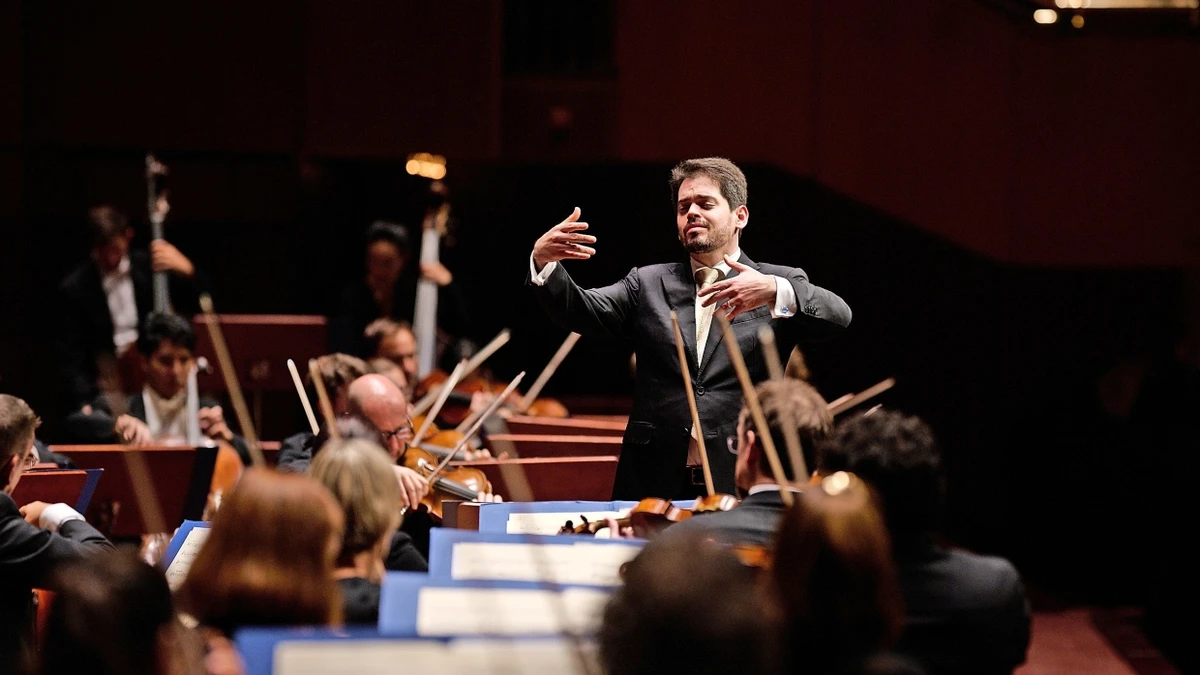 Lahav Shani dirigiert die Münchner Philharmoniker bei ihrem Frankfurter Auftritt. - Alte Oper Frankfurt/Tibor-Florestan Pluto
