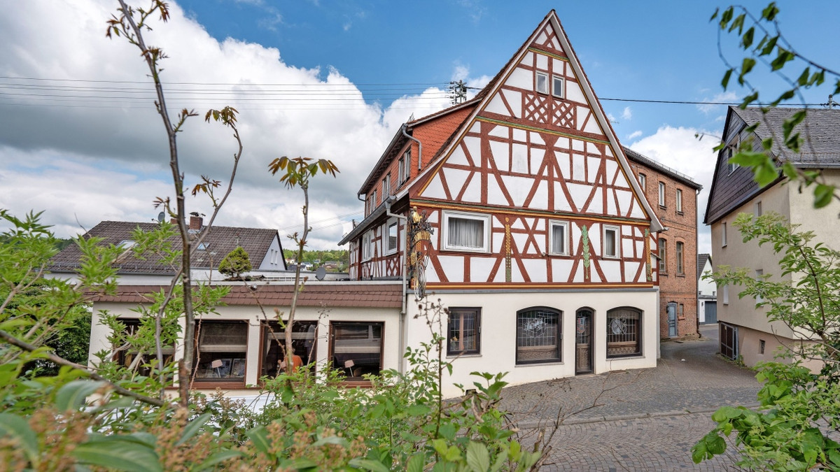 Der Schützenhof in Glashütten-Schloßborn, im Hintergrund das Backsteingebäude mit dem Ballsaal - Frank Rumpenhorst