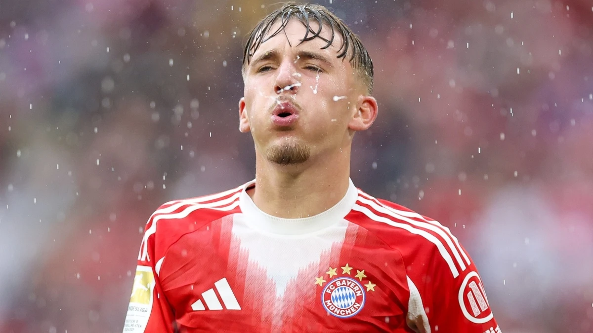 Auch Lennart Karl weiß mit 17 Jahren schon, wie sich Fußballprofis auf demn Rasen mitunter benehmen. - picture alliance / kolbert-press
