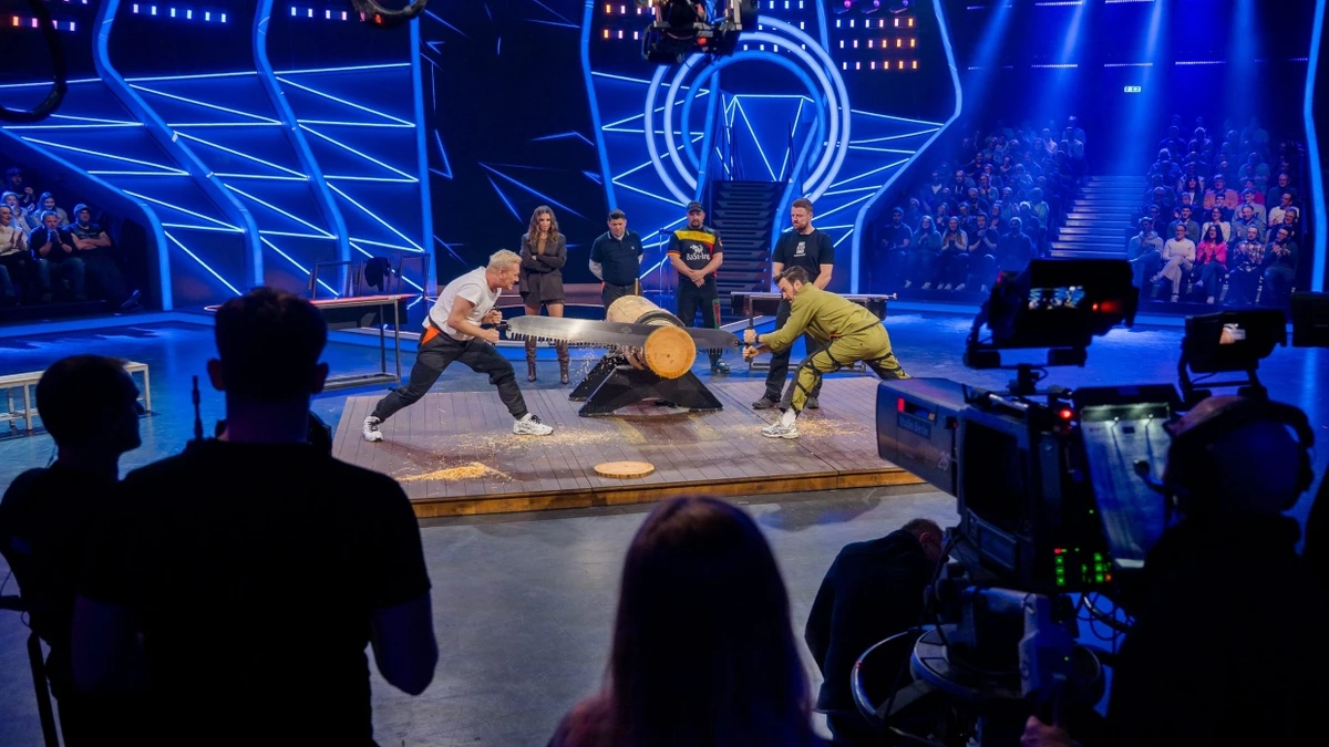 Alle Augen auf die Säge gerichtet: „Knossi“ und Jan Köppen im ersten Spiel der Show. - Marcus Simaitis