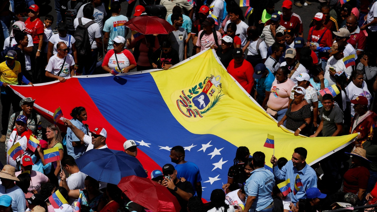 Die Opopositionsführerin im Untergrund, Parteigänger des vom Militär gestützten Machthabers Maduro in Feierlaune: Straßenszene aus Caracas vom 6. Oktober 2025. - Reuters