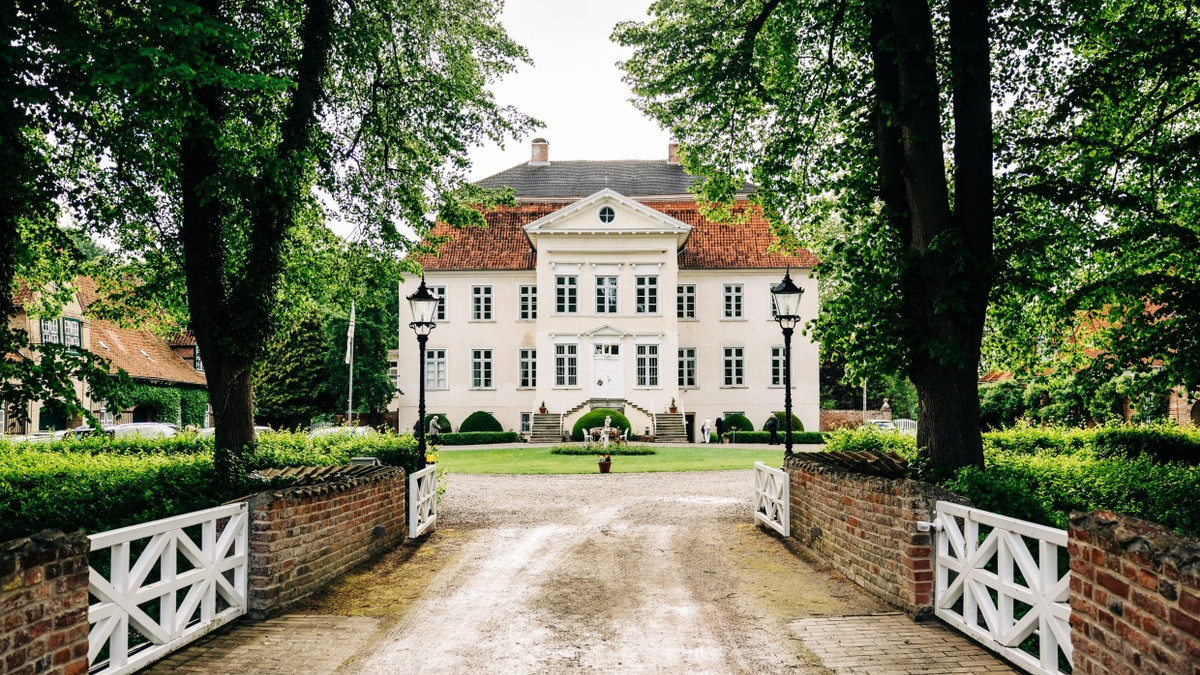 Eingang in eine andere Welt: Kulturgut Hasselburg - Anita Back