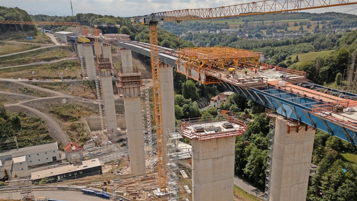 Im Schalwagen werden die Betonplatten der Verbundbrücke gefertigt. Auf der hinteren Talseite ragt bereits der gelbe Schnabel der zweiten Brücke aus dem Taktkeller. - Marcus Kaufhold
