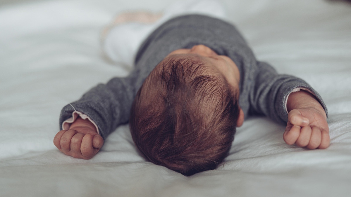 Baby ablegen: Was Eltern nachts über Genügsamkeit lernen können