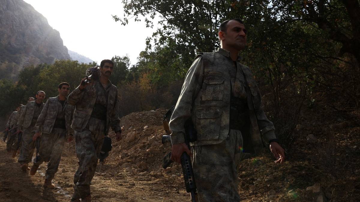 Kämpfer der PKK während einer Entwaffnungszeremonie in Irak - Reuters