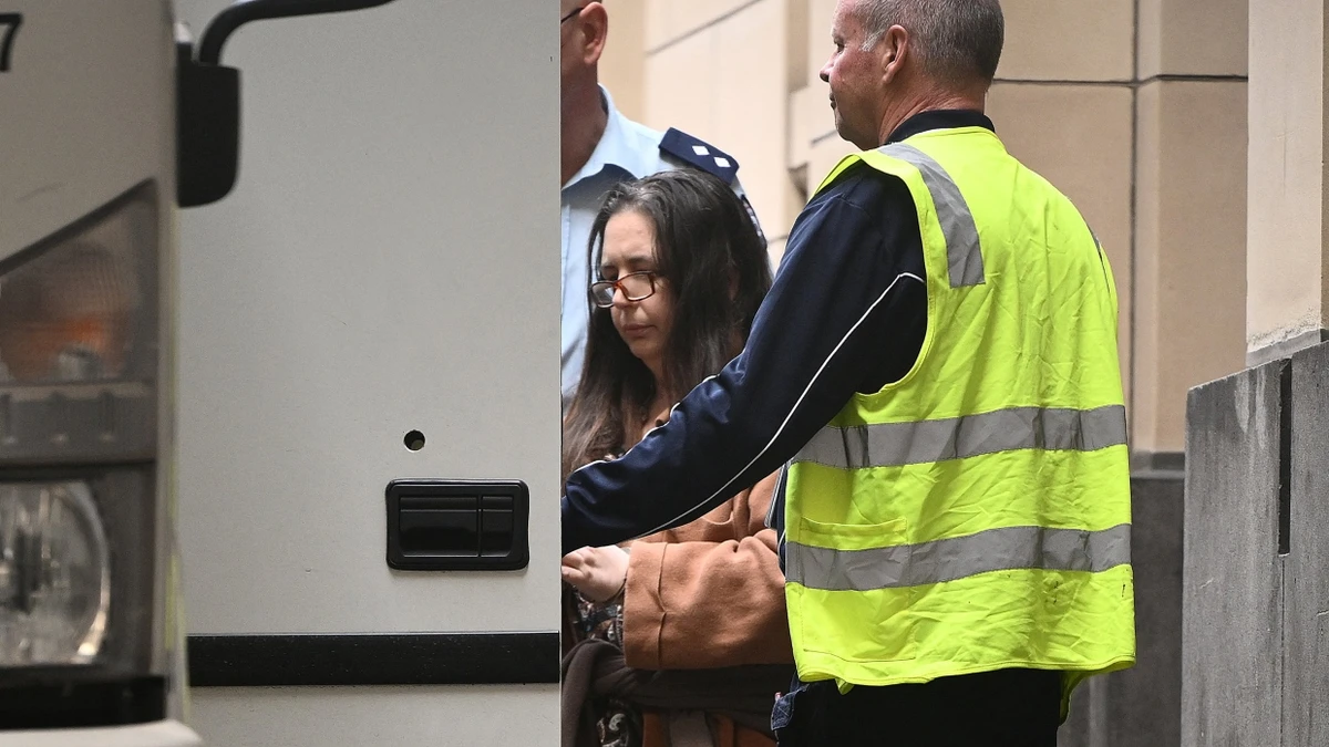 Erin Patterson wird nach der Verkündung ihres Strafmaßes aus dem Gericht geführt. - AAP/Joel Carrett via Reuters