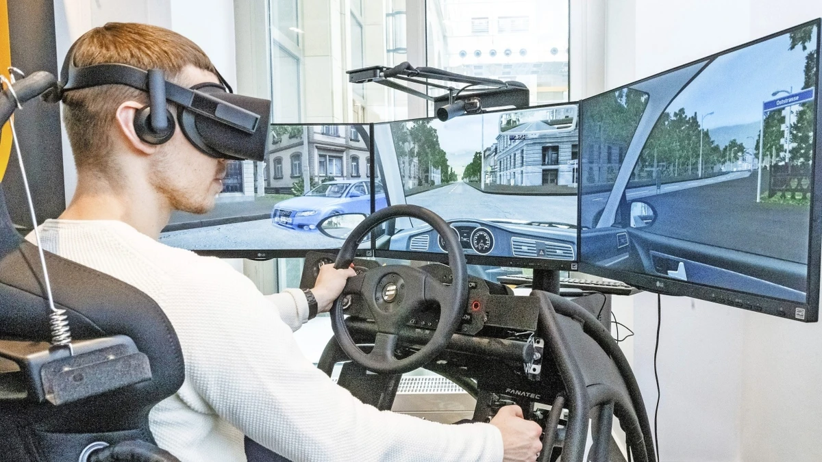 Fast wie auf der Straße: Fahrstunde in einem Simulator. - Picture Alliance