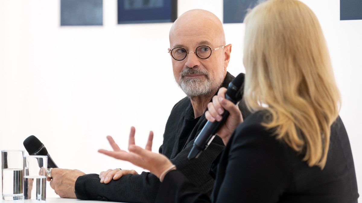 Christian Berkel stellt im Gespräch mit Julia Encke seinen Roman „Sputnik“ am Stand der F.A.Z. auf der Frankfurter Buchmesse vor. - Frank Röth