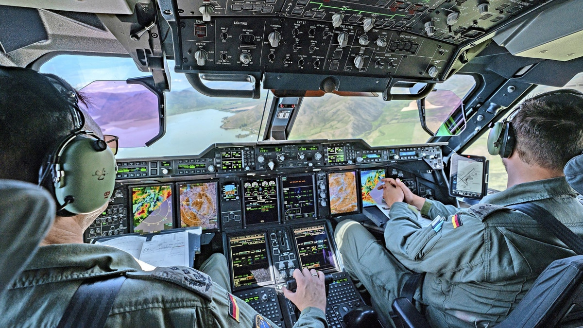 Luftwaffe in Neuseeland: Aus 40 Kilometer Höhe lassen sie sich fallen Luftwaffe in Neuseeland: Aus 40 Kilometer Höhe lassen sie sich fallen