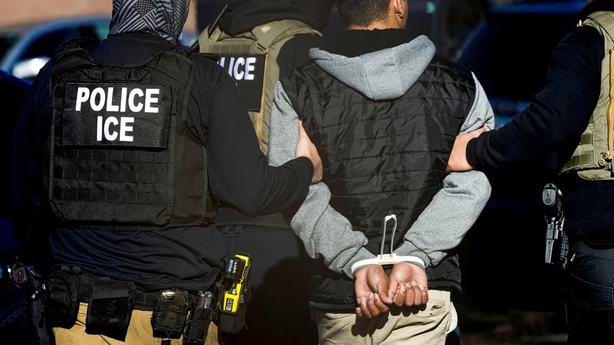 ICE-Beamte nehmen einen Mann in Denver im Bundesstaat Colorado fest (Archivibild). - Reuters