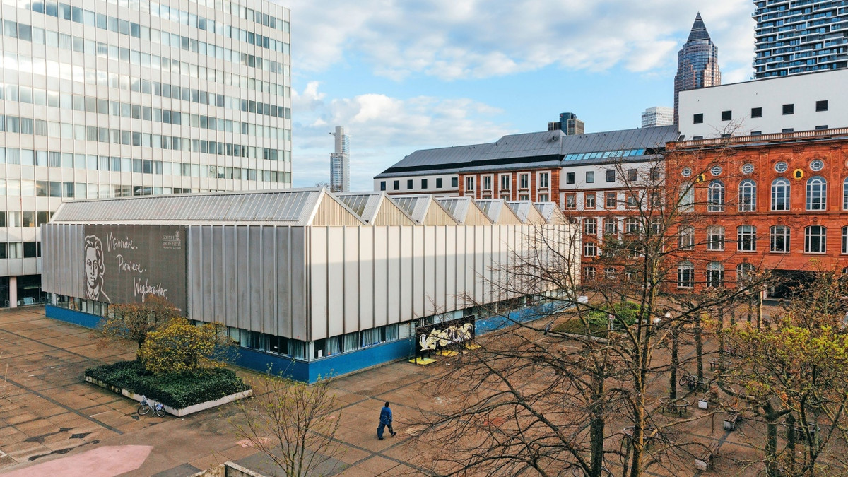 Übersicht über den Kulturcampus Bockenheim mit der alten Kunstbibliothek und dem Juridicum, aufgenommen am 31.03.2025 in Frankfurt am Main. - Ben Kuhlmann