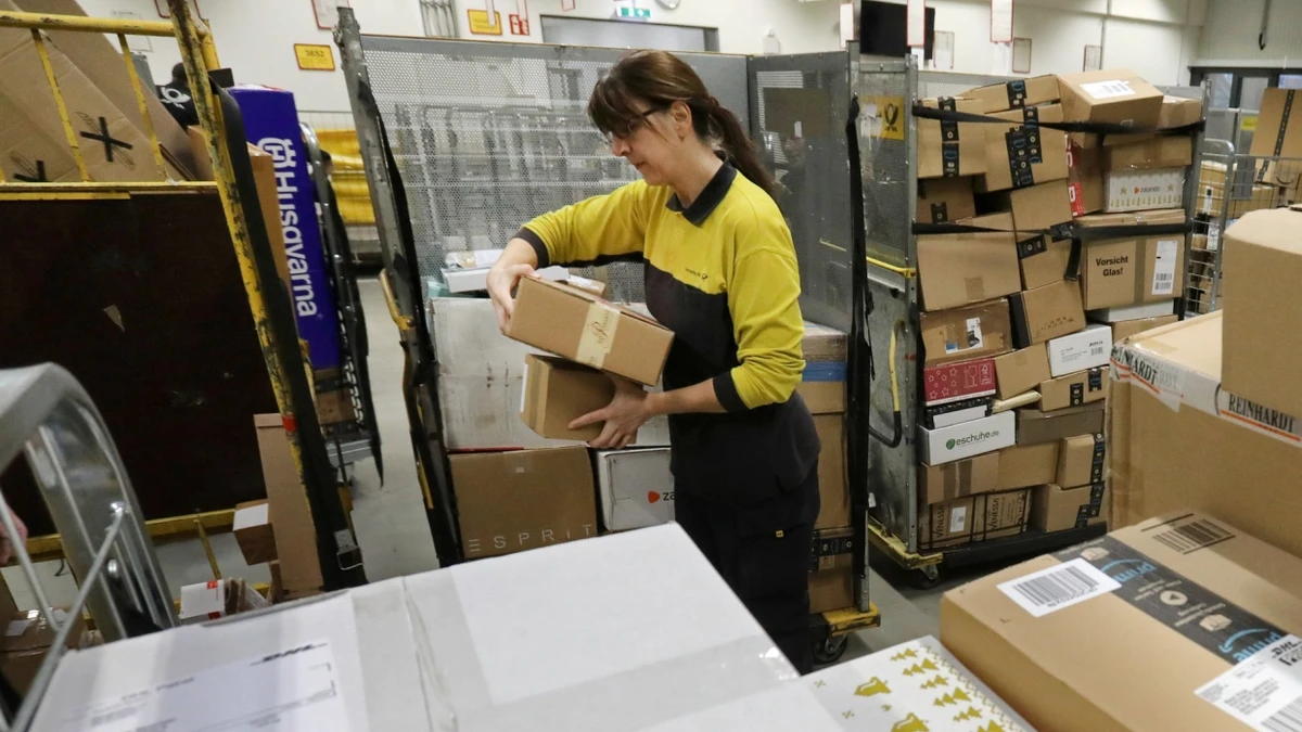 Ein DHL-Zustellstützpunkt in Rostock - dpa