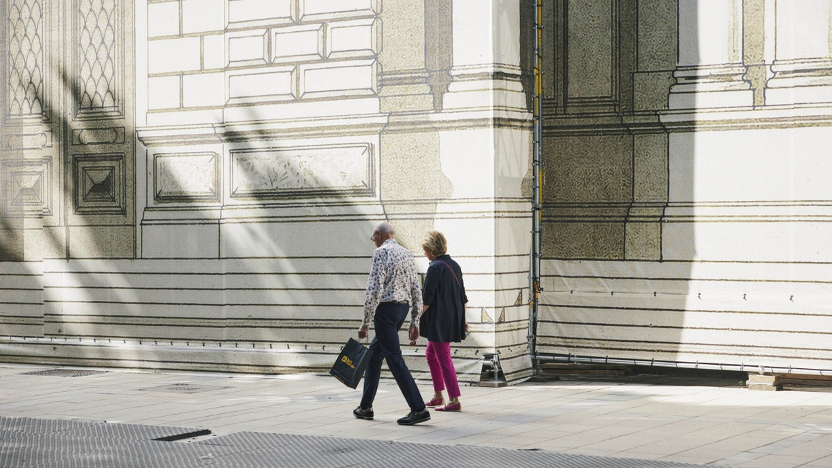 Zwei Passanten schlendern durch Frankfurt - Jasper Hill