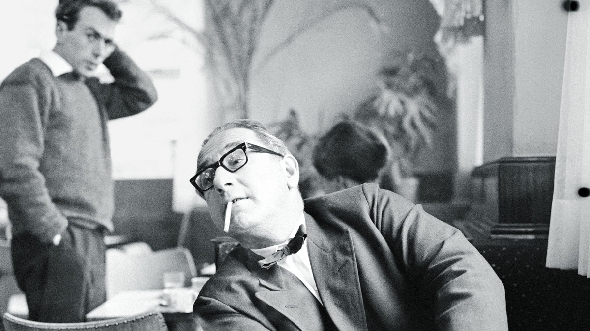 Der österreichische Kritiker und Schriftsteller Hans Weigel im Kaffeehaus. - Getty