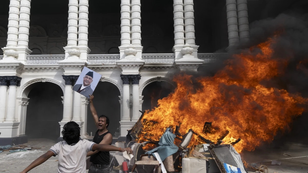 Demonstranten mit einem Bild des zurückgetretenen Ministerpräsidenten Khadga Prasad Sharma Oli Anfang der Woche in Kathmandu - EPA