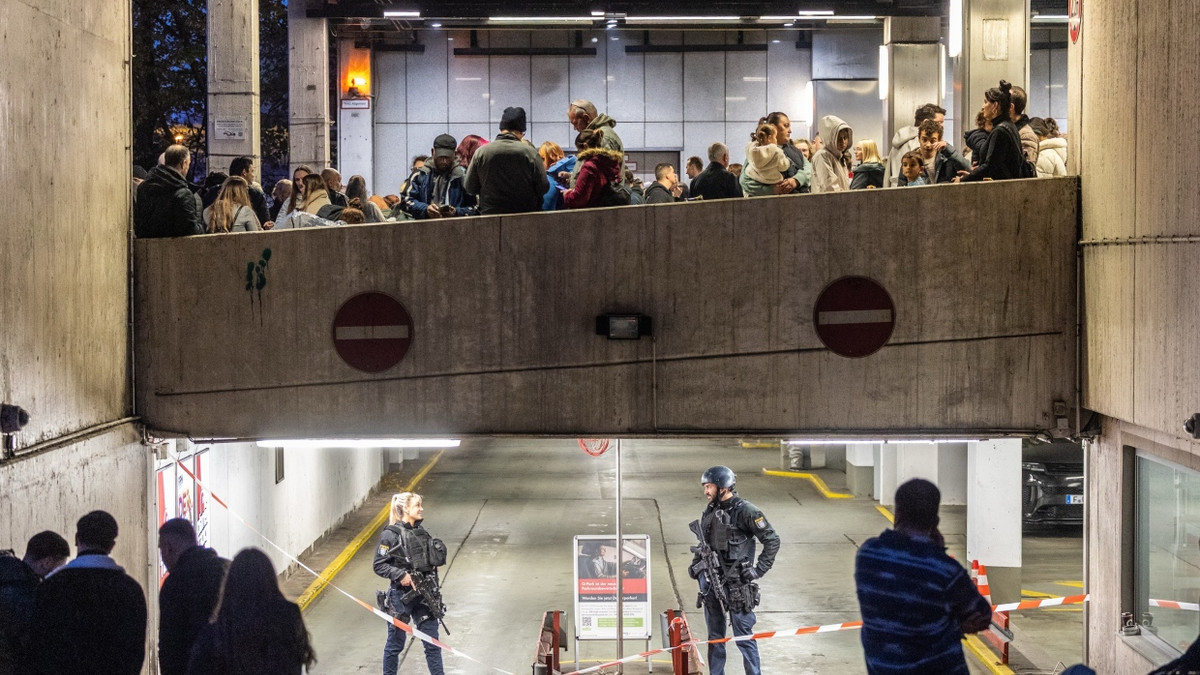 Die Polizei hat alle Zugänge zum Nordwestzentrum gesperrt. Kunden warten vor dem Eingang. - Lando Hass