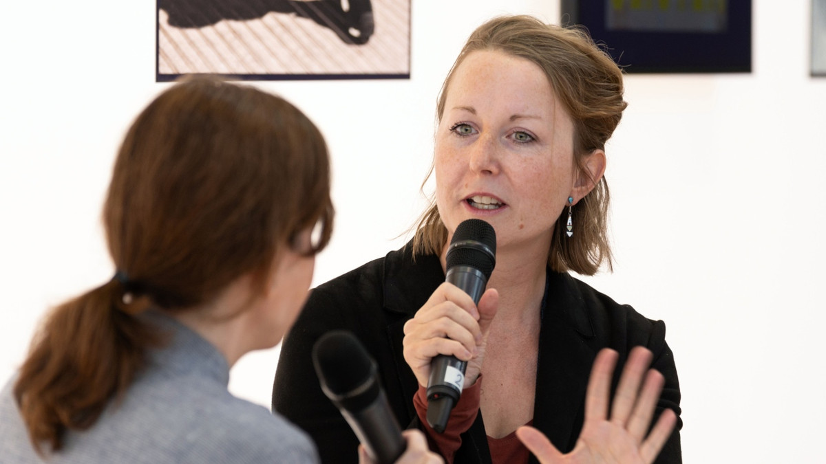 Lina Schwenk stellt im Gespräch mit Melanie Mühl ihren Roman „Blinde Geister“ am Stand der F.A.Z. auf der Frankfurter Buchmesse vor. - Frank Röth
